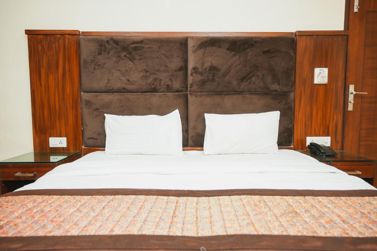 Hotel High 5 Land Дели Экстерьер фото